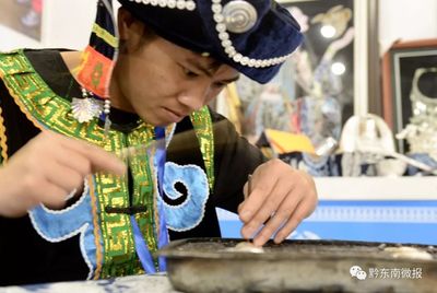 2018貴州國(guó)際民間工藝品博覽會(huì)暨第七屆凱里銀飾刺繡博覽會(huì)在凱里高鐵南站商業(yè)廣場(chǎng)舉行